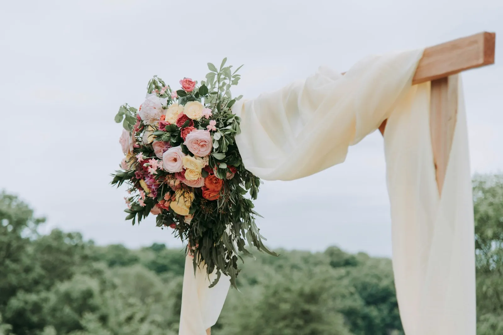 Un arco floral en un jardín preparado para una ceremonia