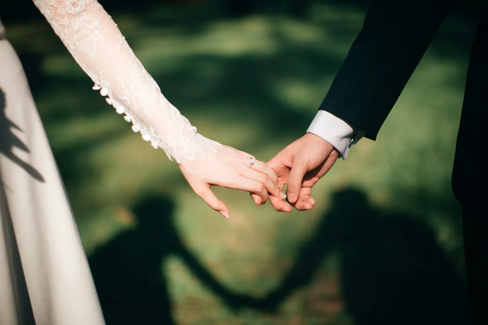 Las manos de la pareja entrelazadas