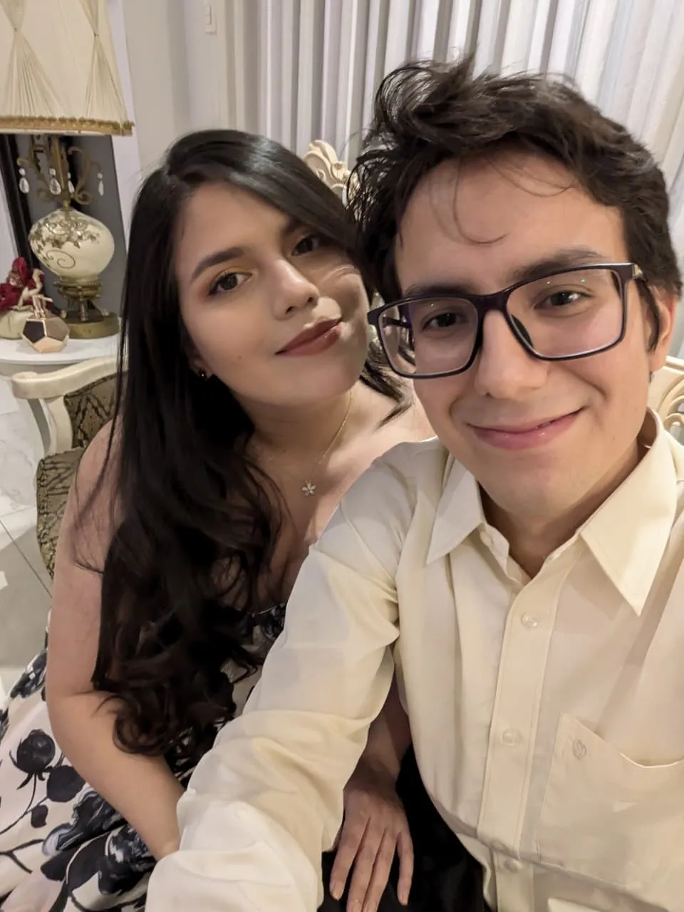 Diego y Lourdes juntos, sonriendo a la cámara