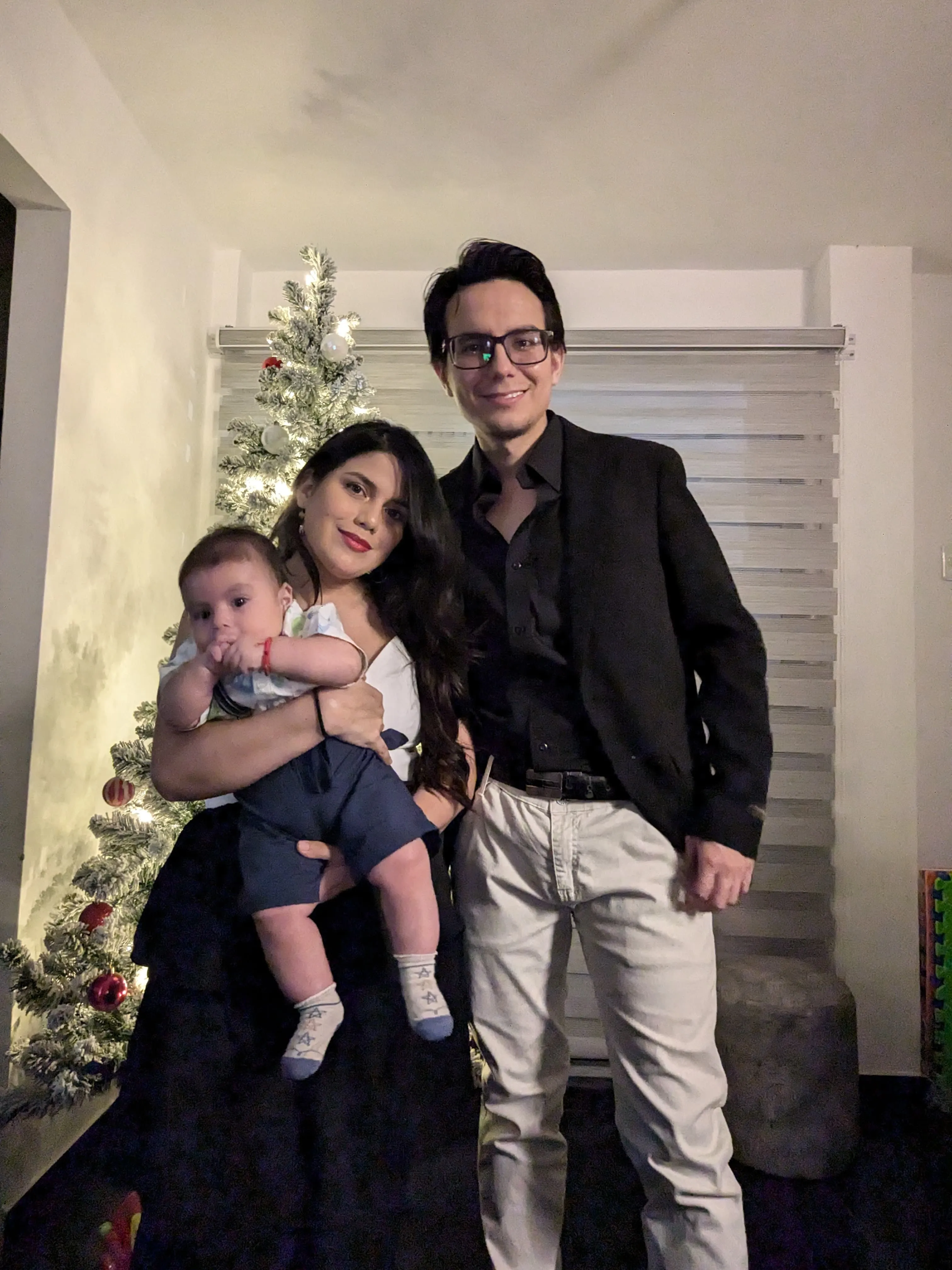 Diego y Lourdes junto a su bebé, compartiendo un recuerdo en familia